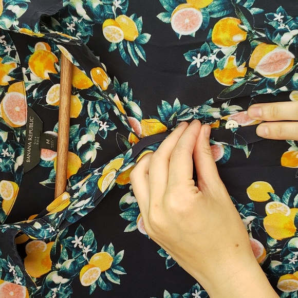 BANANA REPUBLIC 100% Silk Button up Shirt/Blouse | Size M - Picture 5 of 5